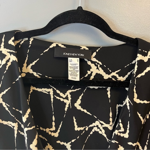 Jones New York Blouse Black & Cream Pattern Surplice V Neck Top M EUC Long Slv - Picture 2 of 5